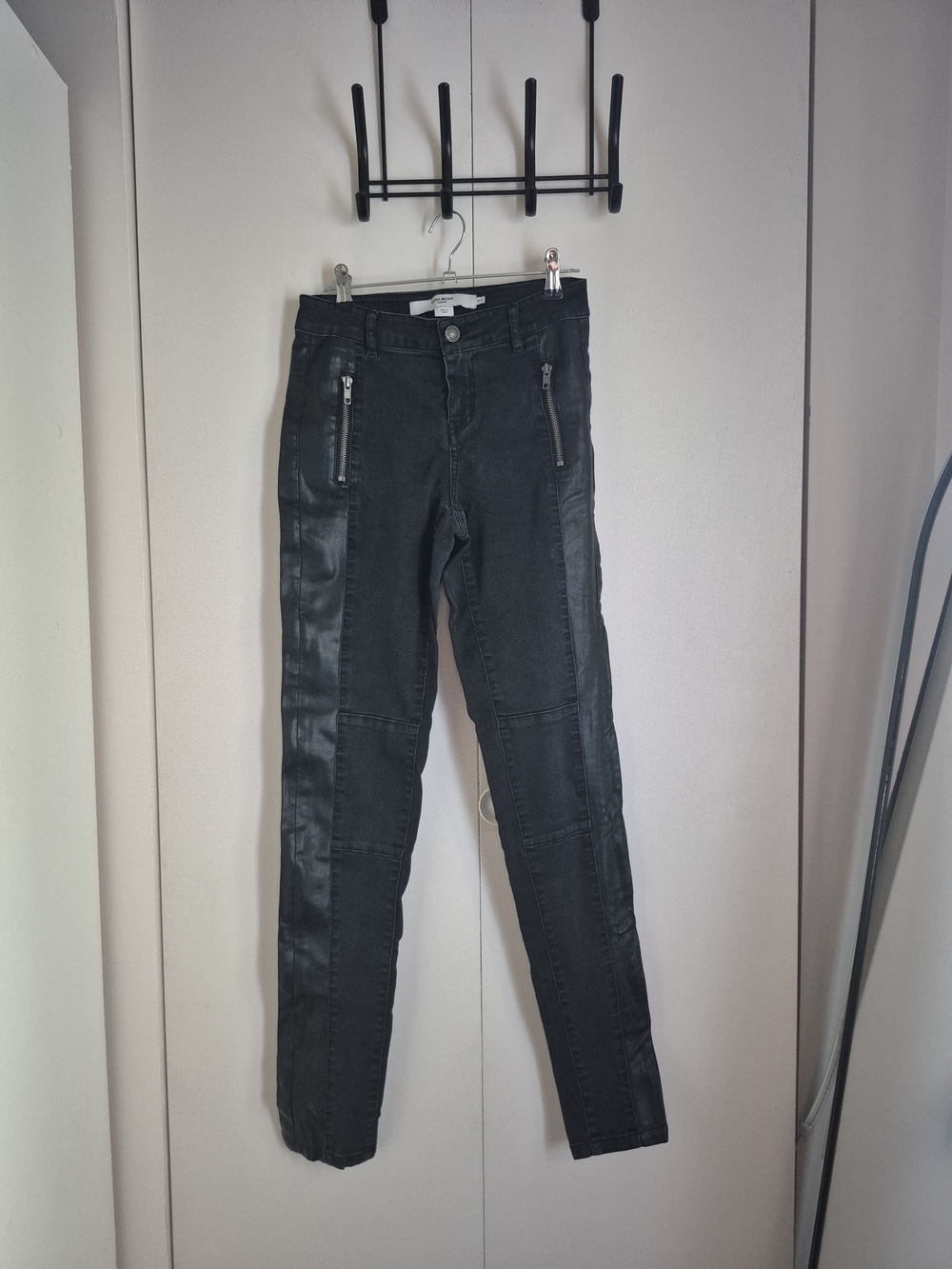 Vero Moda Black Skinny Jeans with Zip Pocket Details